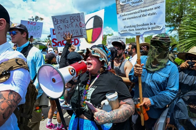 Des manifestants opposés à l'ouverture de l'"Alcatraz des alligators", à Ochopee, en Floride, le 1er juillet 2025