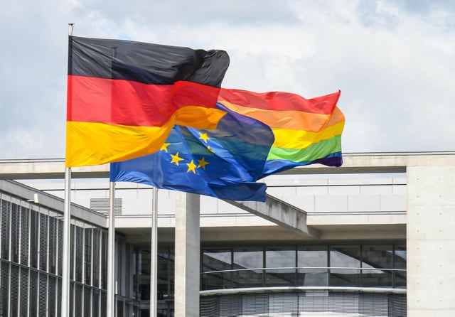 Die Regenbogenfahne soll dieses Jahr zum Christopher Street Day nicht auf dem Dach des Reichstags wehen (Symbolbild).