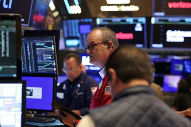 Des traders à la Bourse de New York le 30 juin 2025