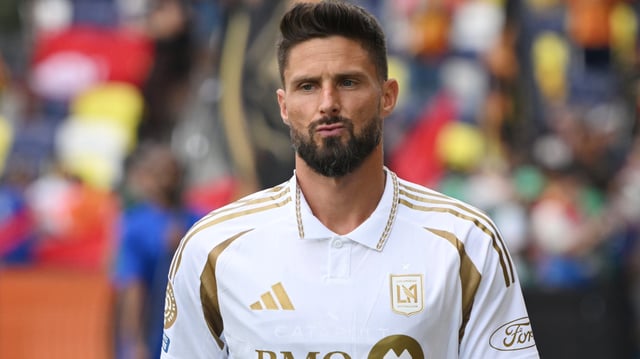 Olivier Giroud signe à Lille.