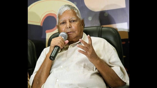 Rashtriya Janata Dal (RJD) chief and former railway minister Lalu Prasad Yadav made repeated phone calls to senior railway officials, pressuring them to process and clear a list of candidates he had recommended for appointments, CBI told a Delhi court (HT Photo)