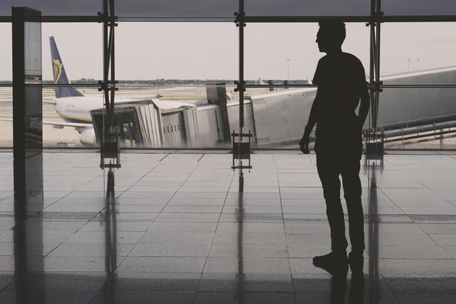 Imagen de recurso de una persona en un aeropuerto.