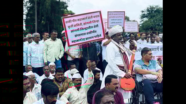 In Sangli district, hundreds of protesters gathered at Ankali Phata and blocked traffic on the Sangli-Kolhapur Highway, causing major disruptions. (HT)