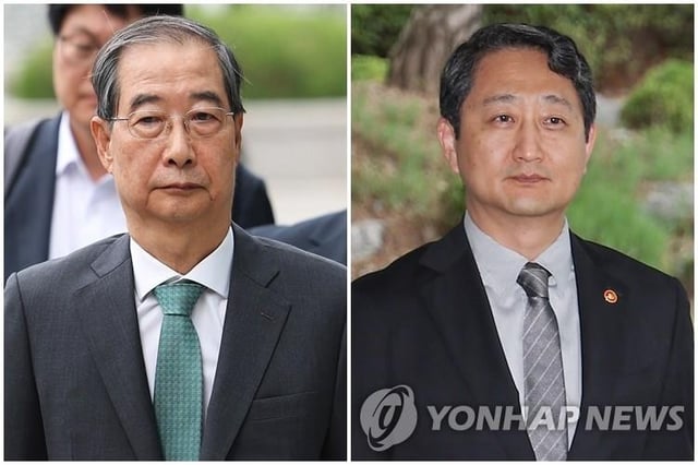 Former Prime Minister Han Duck-soo (L) and Industry Minister Ahn Duk-geun appear for questioning at the special counsel team's office on July 2, 2025. (Yonhap)