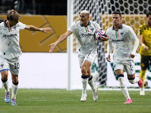 Monterrey's German Berterame (mit Ball) verkürzt für die Mexikaner zum 1:2.