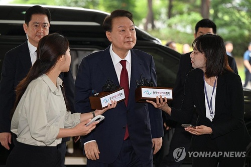 Former President Yoon Suk Yeol (C) arrives for questioning by a special counsel team over his insurrection charges at the Seoul High Prosecutors Office in southern Seoul on June 28, 2025. (Yonhap)