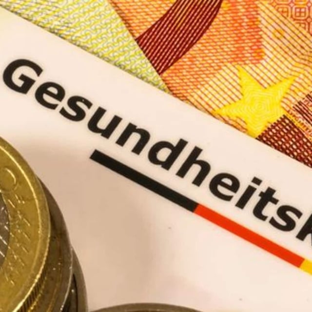 Seit April 2025 verlangen mehrere Krankenkassen mehr von ihren Versicherten und ab Juli stehen die nächsten Erhöhungen beim Zusatzbeitrag an. Laut des Spitzenverbands der gesetzlichen Krankenkassen haben für Juli nochmals sechs Kassen eine Erhöhung beantragt.