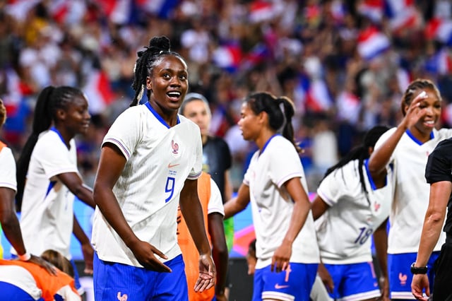 Melvine Malard et les joueuses de l’équipe de France célébrant leur victoire contre le Brésil en match amical le 27 juin dernier (3-2).