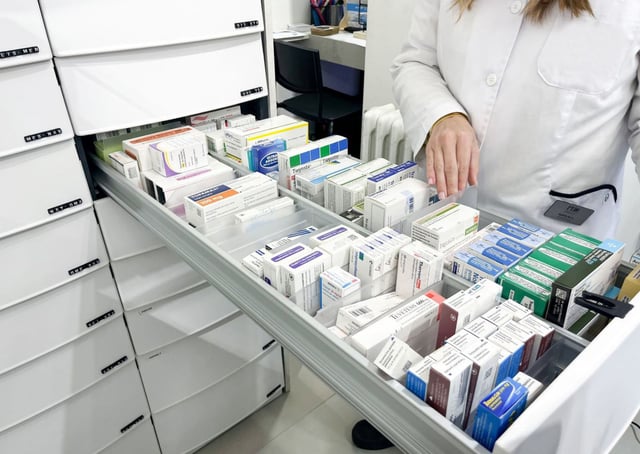 Armario con medicinas en una farmacia. |  E. P.