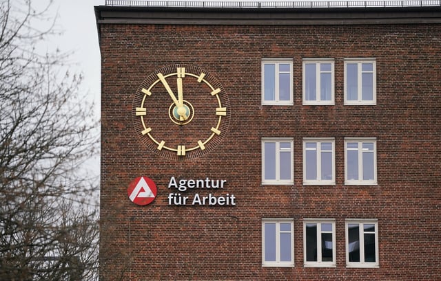 Die Uhr an der Fassade der Agentur für Arbeit in Hamburg. (Symbolbild)