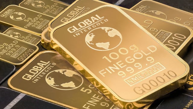 Gold price declined in international market as investors wait for US payroll data amid uncertain labour market.