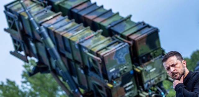 Le président ukrainien Volodymyr Zelensky devant une batterie de missiles antimissiles américaine Patriot, le 11 juin 2024 dans un camp d'entraînement militaire de la région du Mecklembourg-Poméranie-Occidentale, en Allemagne