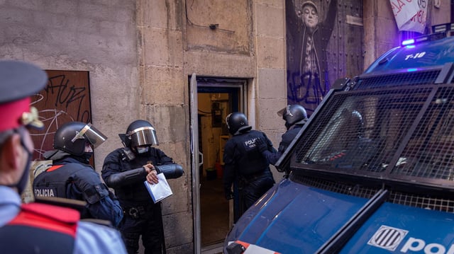 Mossos d'Esquadra ejecutando un deshaucio en Barcelona