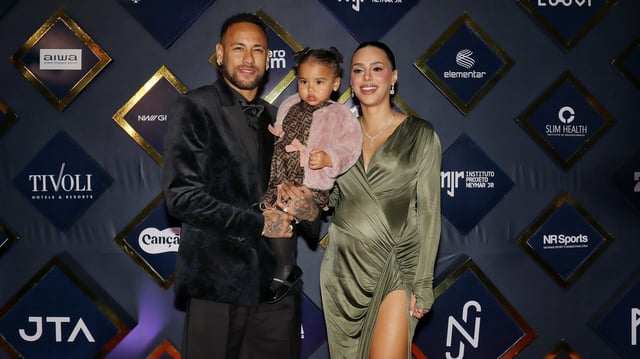 Neymar mit Kind und seiner Freundin Bruna Biancardi