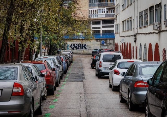 Calle con estacionamiento de zona verde