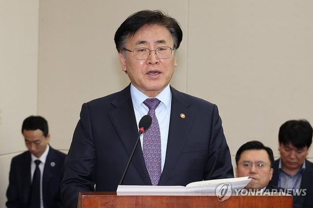 Science and ICT Minister Yoo Sang-im speaks during a plenary session of the parliamentary broadcasting and communications committee on April 23, 2025. (Yonhap)