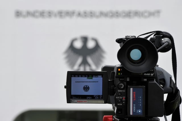 Eine Verfassungsbeschwerde gegen den Rundfunkbeitrag ist in Karlsruhe gescheitert. Sie war unzulässig, weil der Beschwerdeführer die wesentlichen Fragen nicht schon von den Verwaltungsgerichten hatte klären lassen.
