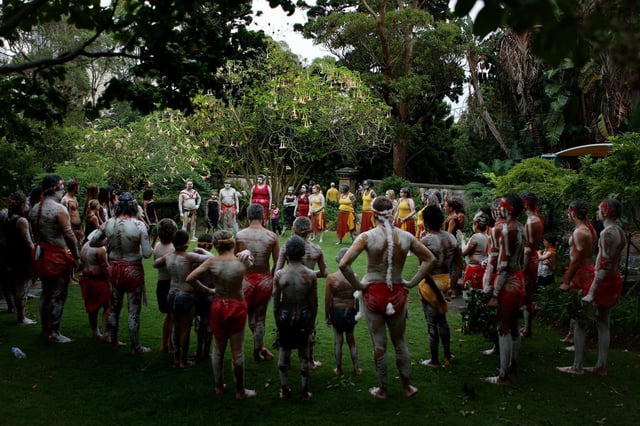 Mardi 1er juillet 2025, une commission australienne reconnaît le génocide des Aborigènes par les colons et réclame des réparations. Parmi eux les Eora, communauté aborigène qui vivait sur les terres de Sidney.