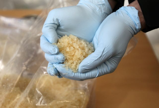 In einer Frachtsendung aus Mexiko haben Zollfahnder am Flughafen in Frankfurt am Main 160 Kilogramm Crystal Meth entdeckt. Das Rauschgift war professionell in einer angeblich für die Herstellung von Pflastersteinen benötigten Maschine verbaut.