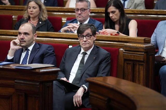 El conseller Dalmau y el president Illa el martes en el pleno del Parlament.