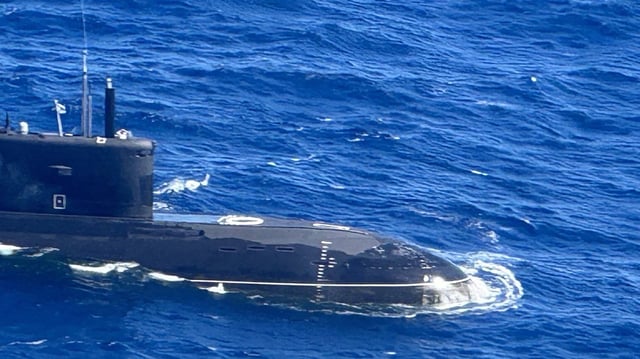 Un sous-marin russe suivi par une frégate de la marine française fait surface au large des Côtes-d’Armor