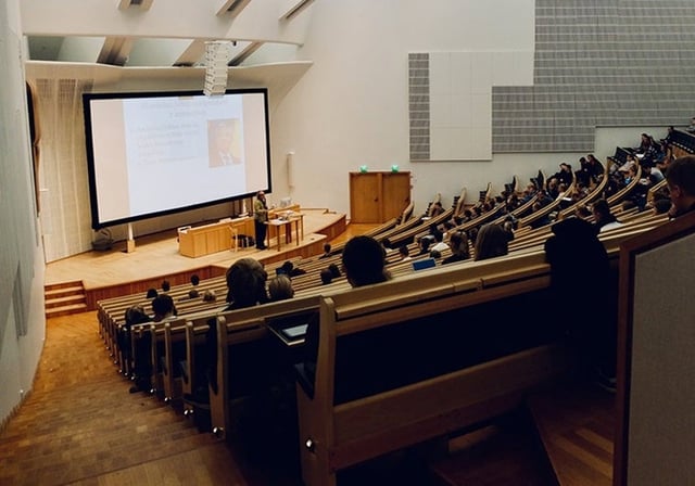 Clase impartida en una aula universitaria