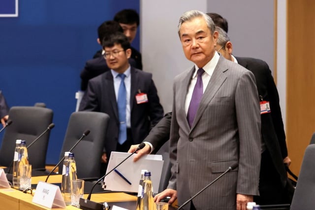Vor einem Treffen mit dem chinesischen Außenminister Wang Yi hat die EU-Außenbeauftragte Kaja Kallas Peking vorgeworfen, durch sein Handeln "europäischer Sicherheit und Arbeitsplätzen" zu schaden.