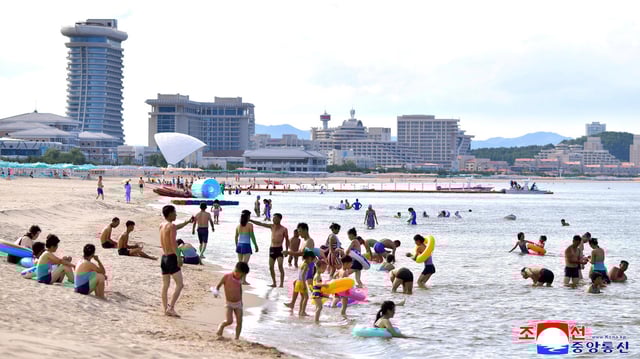 Badende an einem Strandresort in der Tourismuszone Wonsan Kalma in Nordkorea.