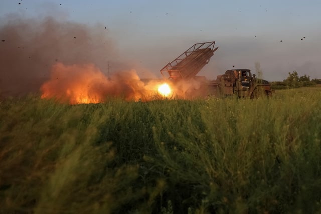 Servicemen of the 25th Separate Airborne Brigade of the Armed Forces of Ukraine fire a BM-21 Grad multiple rocket launch system towards Russian troops, amid Russia's attack on Ukraine, near the frontline town of Pokrovsk, in Donetsk region, Ukraine June 8, 2025. REUTERS/Anatolii Stepanov/File Photo