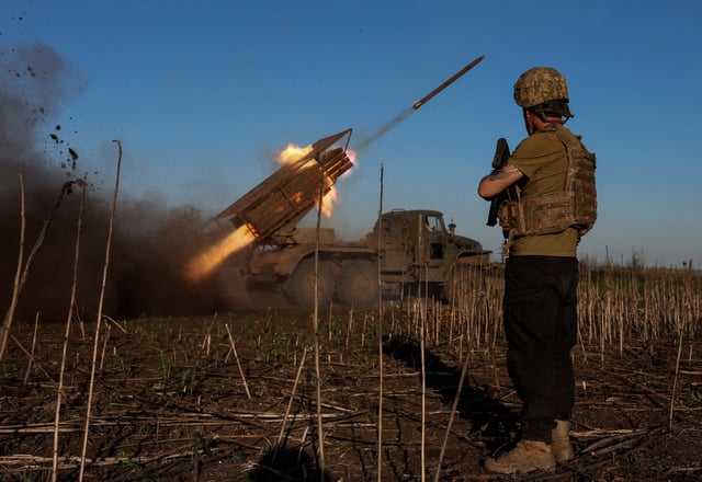 Ukrainian service members of the 25th Sicheslav Airborne Brigade fire a BM-21 Grad multiple rocket launch system towards Russian troops near the frontline town of Pokrovsk, amid Russia's attack on Ukraine, in Donetsk region, Ukraine April 19, 2025. REUTERS/Anatolii Stepanov/File Photo
