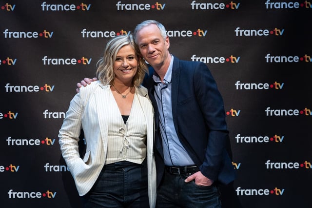 Les animateurs Flavie Flament et Julien Arnaud lors du 40e anniversaire de l'émission Télématin au siège de France Télévisions à Paris, le 6 février 2025.