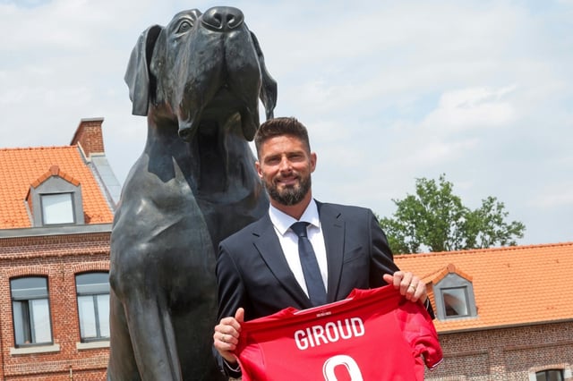 Olivier Giroud pose avec le maillot du Losc, dont il portera le numéro 9, le 2 juillet 2025 lors de sa présentation à la presse à Camphin-en-Pévèle, près de Lille