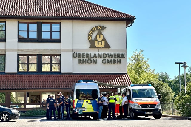 Polizei und Rettungskräfte stehen nach dem Angriff auf dem Gelände des regionalen Netzbetreibers Überlandwerk Rhön
