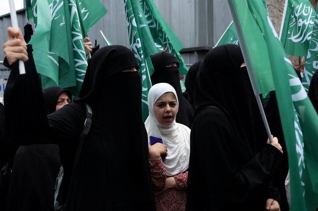 Demonstrators shout slogans during a protest against a caricature published in the Turkish satirical magazine Leman, allegedly depicting the Prophet Mohammed and Moses, in central Istanbul, Turkey, July 1, 2025. REUTERS/Dilara Senkaya     TPX IMAGES OF THE DAY