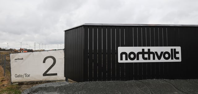 Der Schriftzug Northvolt an einem Zaun am Eingang zur Baustelle der Batteriezellenfabrik