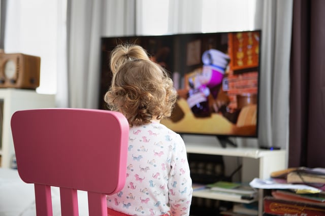 Arrivés en petite section, certains enfants accusent déjà un gros retard à cause des écrans.