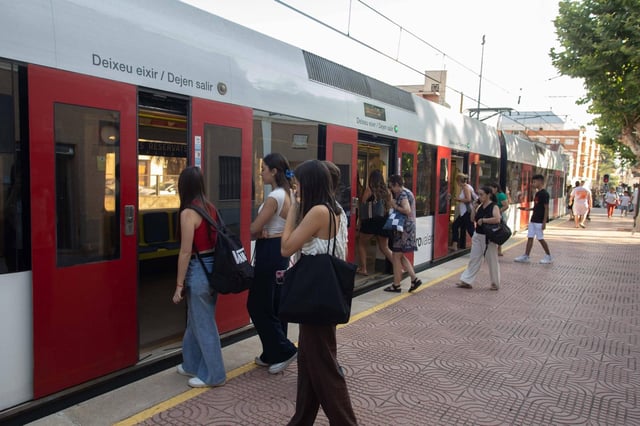Primer día de funcionamiento del metro en la estación de Alberic tras ocho meses de las inundaciones.