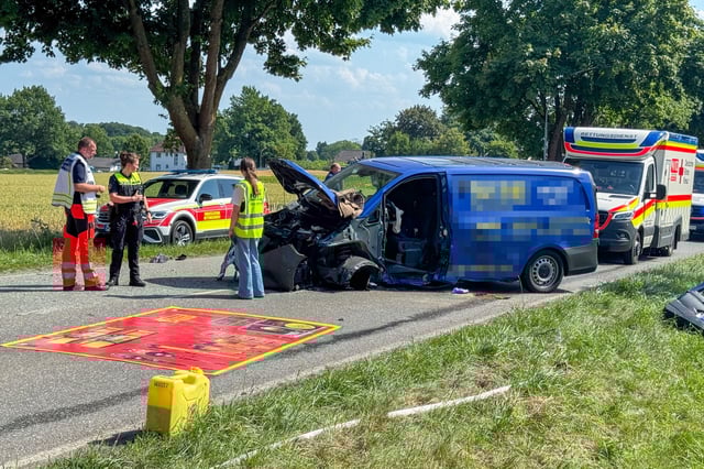 Der völlig demolierte Transporter blockiert die Hittfelder Landstraße in Fleestedt bei Hamburg. Anwohner brachten Abkühlung.