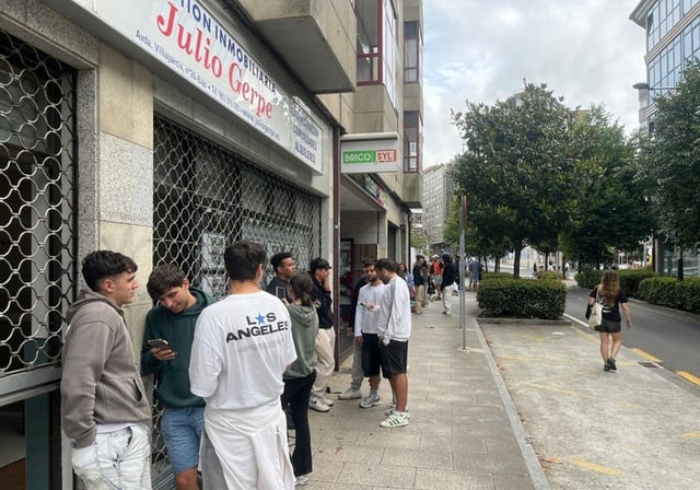 Cola frente a la Inmobiliaria Julio Gerpe a las 9 de la mañana
