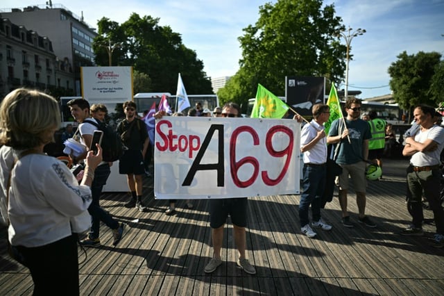 Manifestation d'opposants au projet d'autoroute A69, devant la gare de Toulouse, le 28 mai 2025