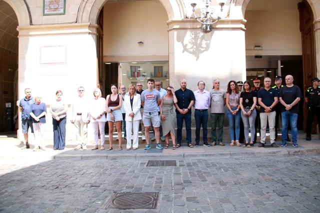 Minuto de silencio en Valls, este miércoles, con la presencia de la alcaldesa de la población y del alcalde de La MAsó (Alt Camp).