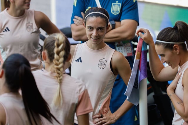 La centrocampista de la selección española Aitana Bonmatí (c) durante un entrenamiento este miércoles en Berna (Suiza), previo al primer partido de grupos que disputan las españolas mañana ante Portugal en el marco de la Eurocopa Femenina 2025.