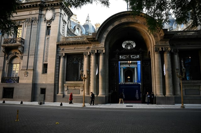 Devant le palais San Martin à Buenos Aires pendant le sommet du Mercosur, le 2 juillet 2025