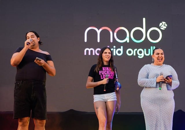 os protagonistas de la serie Mariliendre, Carlos González (i), Yenesi (c) y Blanca Martínez (d), ofrecen el pregón del Orgullo.