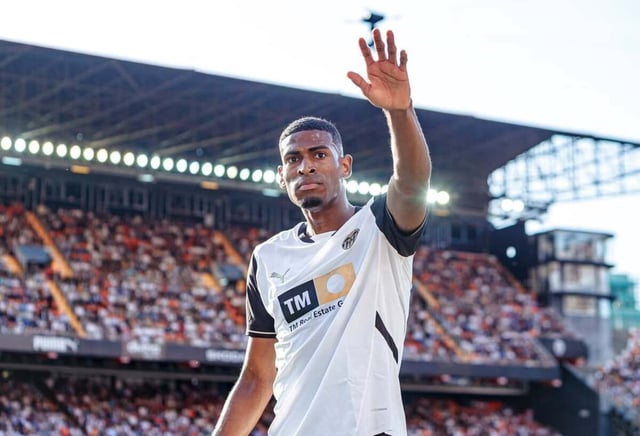 Cristhian Mosquera, saludando en Mestalla