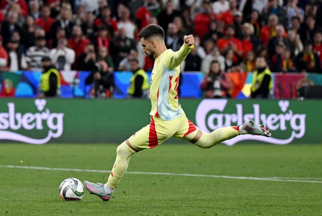 Soccer Football - Nations League - Final - Portugal v Spain - Allianz Arena, Munich, Germany - June 8, 2025 Spain's Alex Baena scores a penalty during the penalty shootout REUTERS/Angelika Warmuth