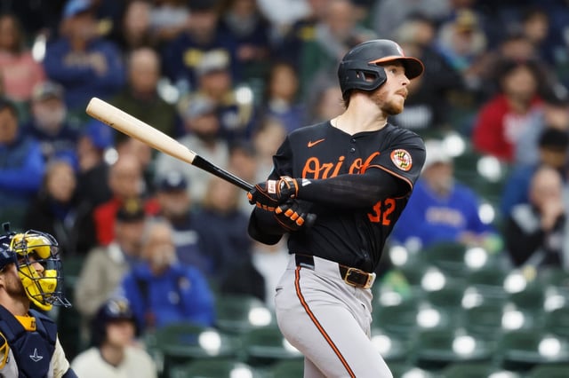 Baltimore Orioles&#39; Ryan O&#39;Hearn (32) hits a run-scoring single during the fourth inning of a baseball game against the Milwaukee Brewers, Wednesday, May 21, 2025, in Milwaukee. (AP Photo/Jeffrey Phelps)