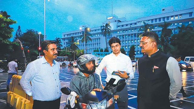 Pratap Sarnaik catches illegal Rapido bikes in action