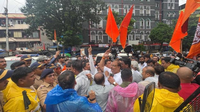 Shiv Sena (UBT) and MNS supporters on Wednesday protested against the BMC’s inability to inaugurate the Carnac Bridge, which has been ready since a week, for public use.
