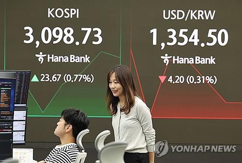 Officials work at a dealing room of Hana Bank in Seoul on July 3, 2025. (Yonhap)
